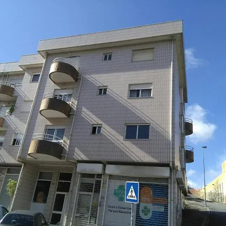 East House アパート *